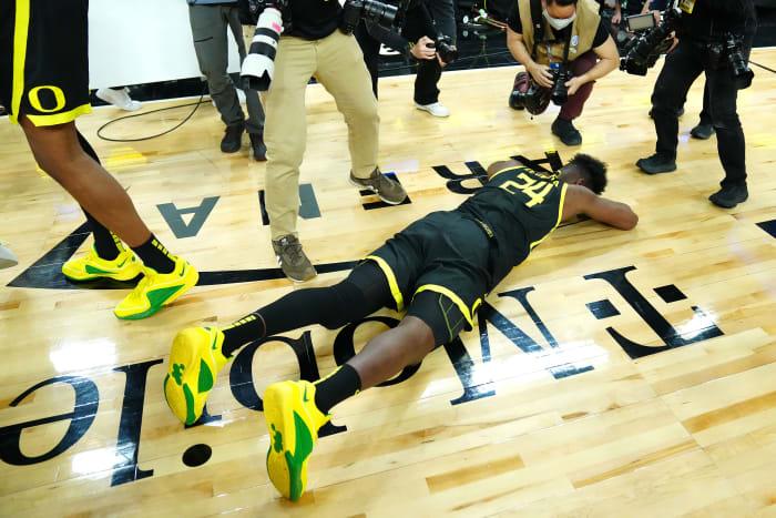 Oregon Ducks forward Mahamadou Diawara wears Kevin Durant's yellow and green Nike sneakers.
